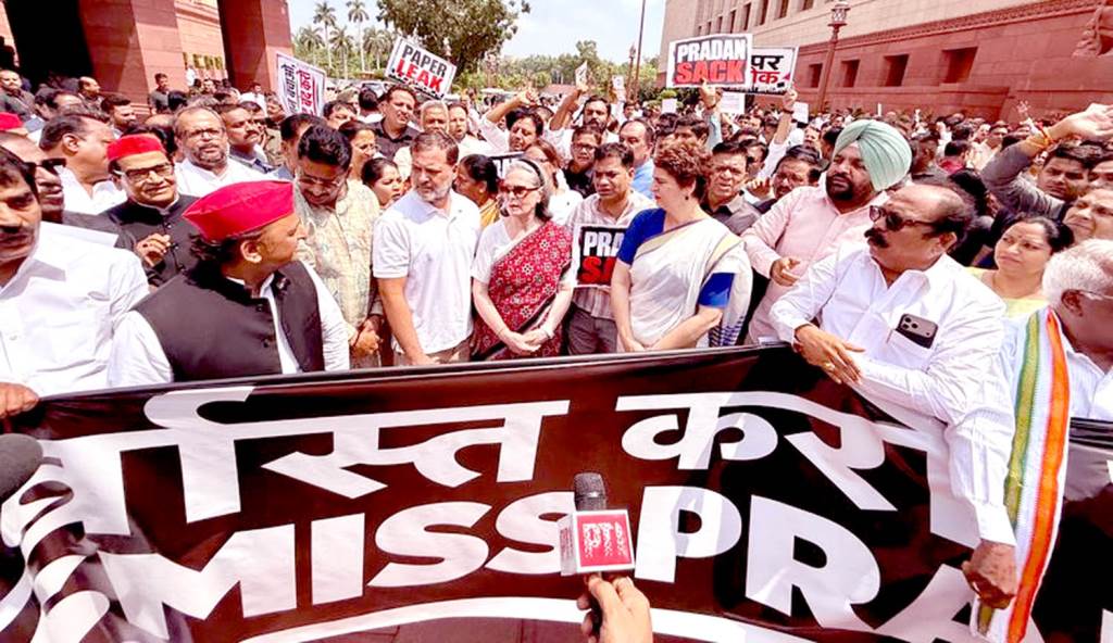 NDA Bharat Bloc clash outside Parliament Priyanka reaches out to NDA MPs while raising slogans but security personnel stop her
